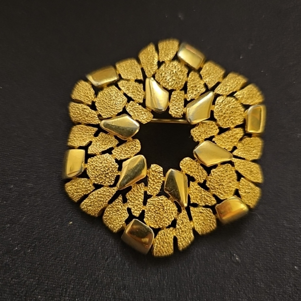 Vintage Crown Trifari Gold Tone Modernist Pin Brooch